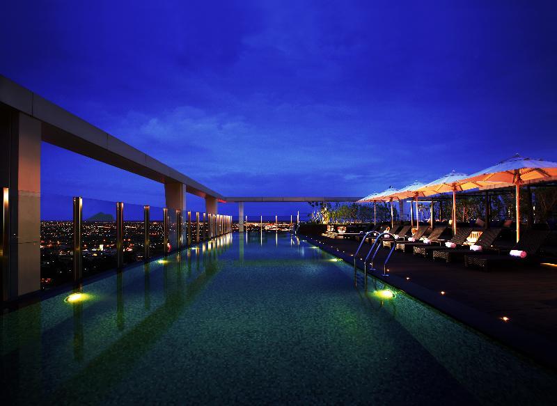 Отель 礁溪晶泉丰旅 Wellspring By Silks Цзяоси Экстерьер фото The rooftop pool at the hotel